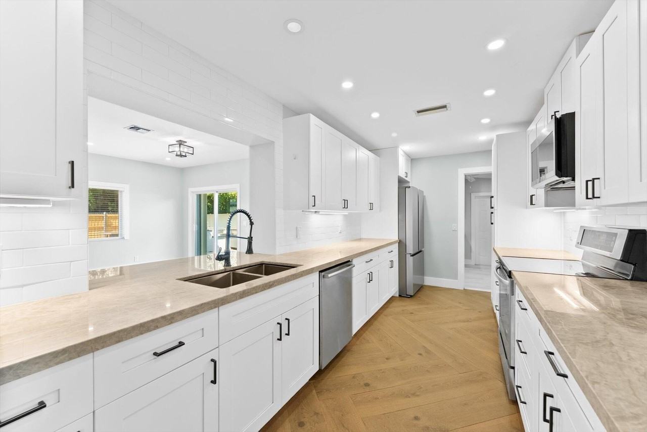 1721 Sw 10th St - Photo 7 of 34