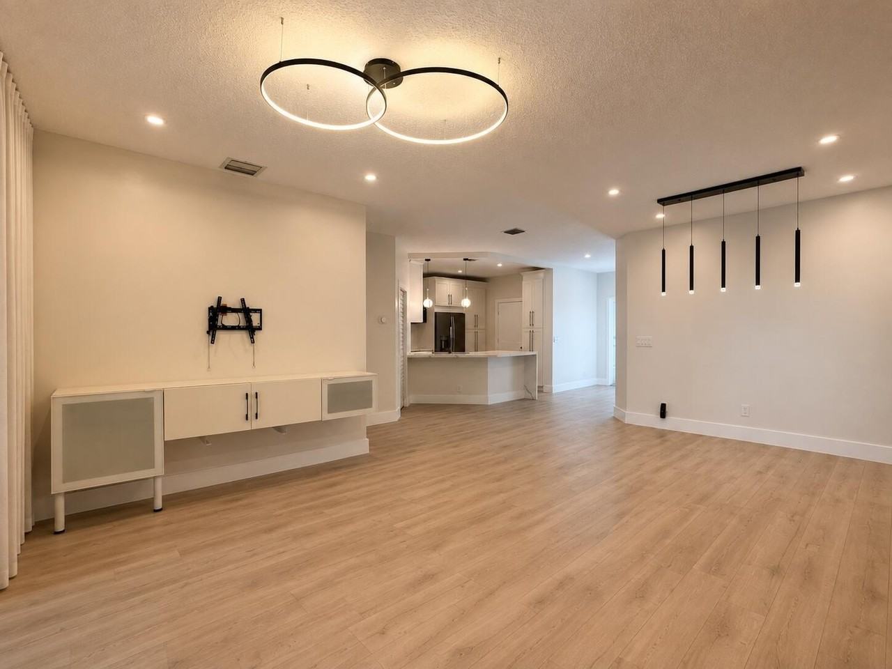 1021 Sw 42nd Ter - Photo 2 of 35