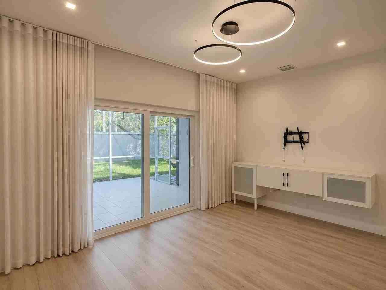 1021 Sw 42nd Ter - Photo 4 of 35