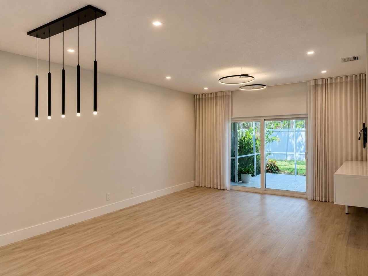 1021 Sw 42nd Ter - Photo 5 of 35