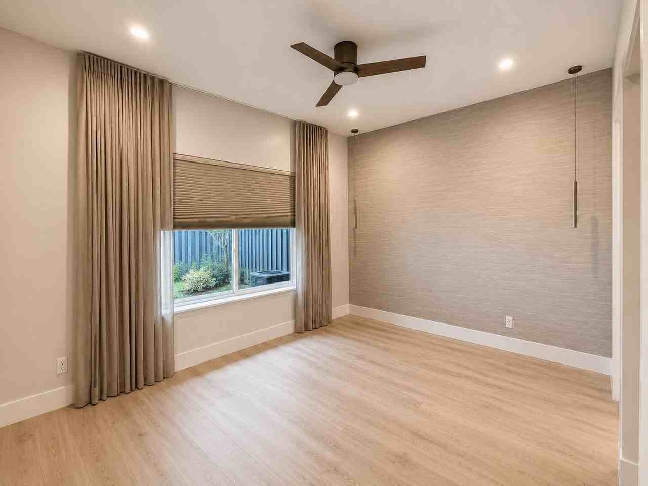 1021 Sw 42nd Ter - Photo 7 of 35