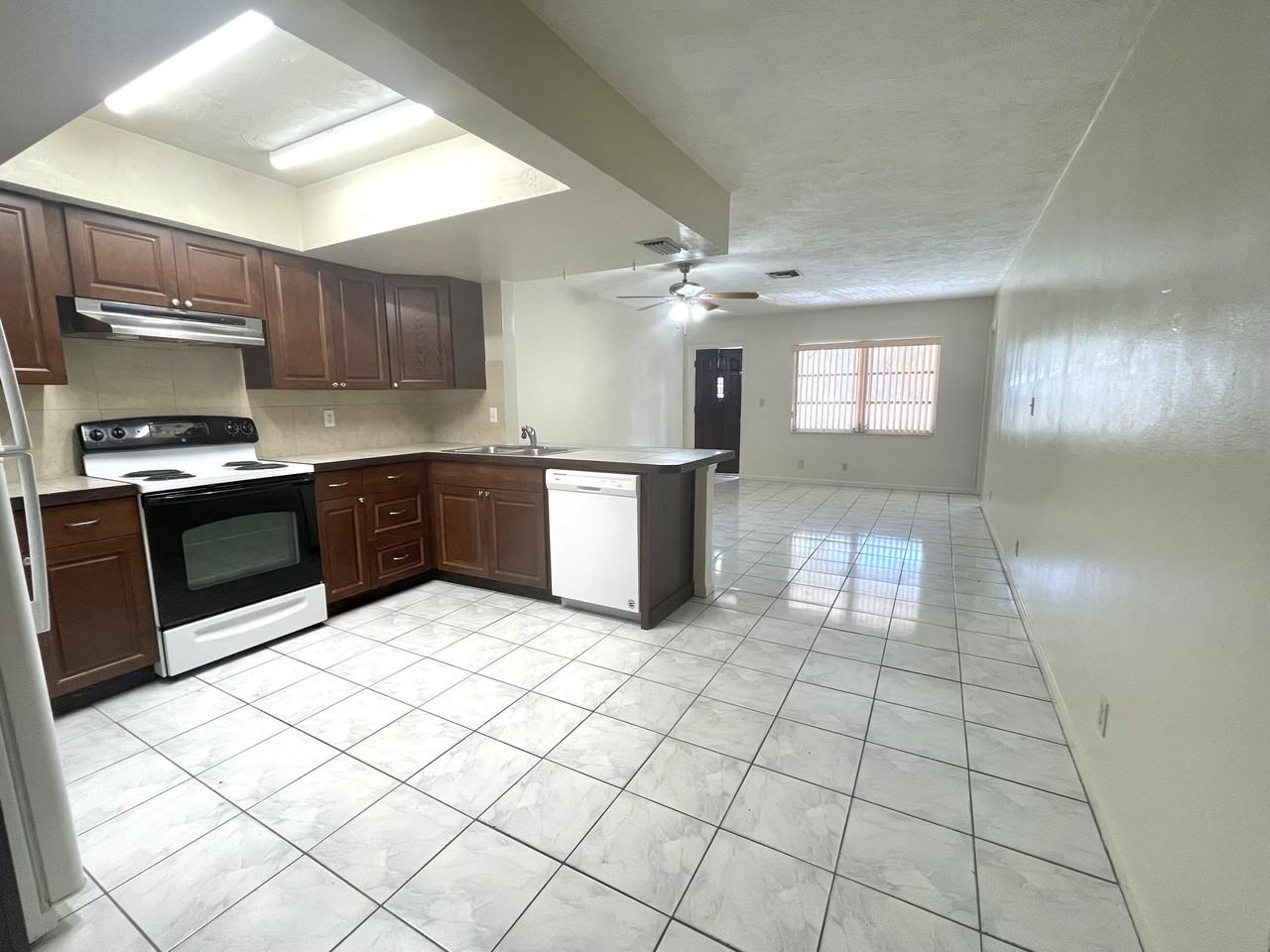 7112 Nw 78th Ave - Photo 4 of 16
