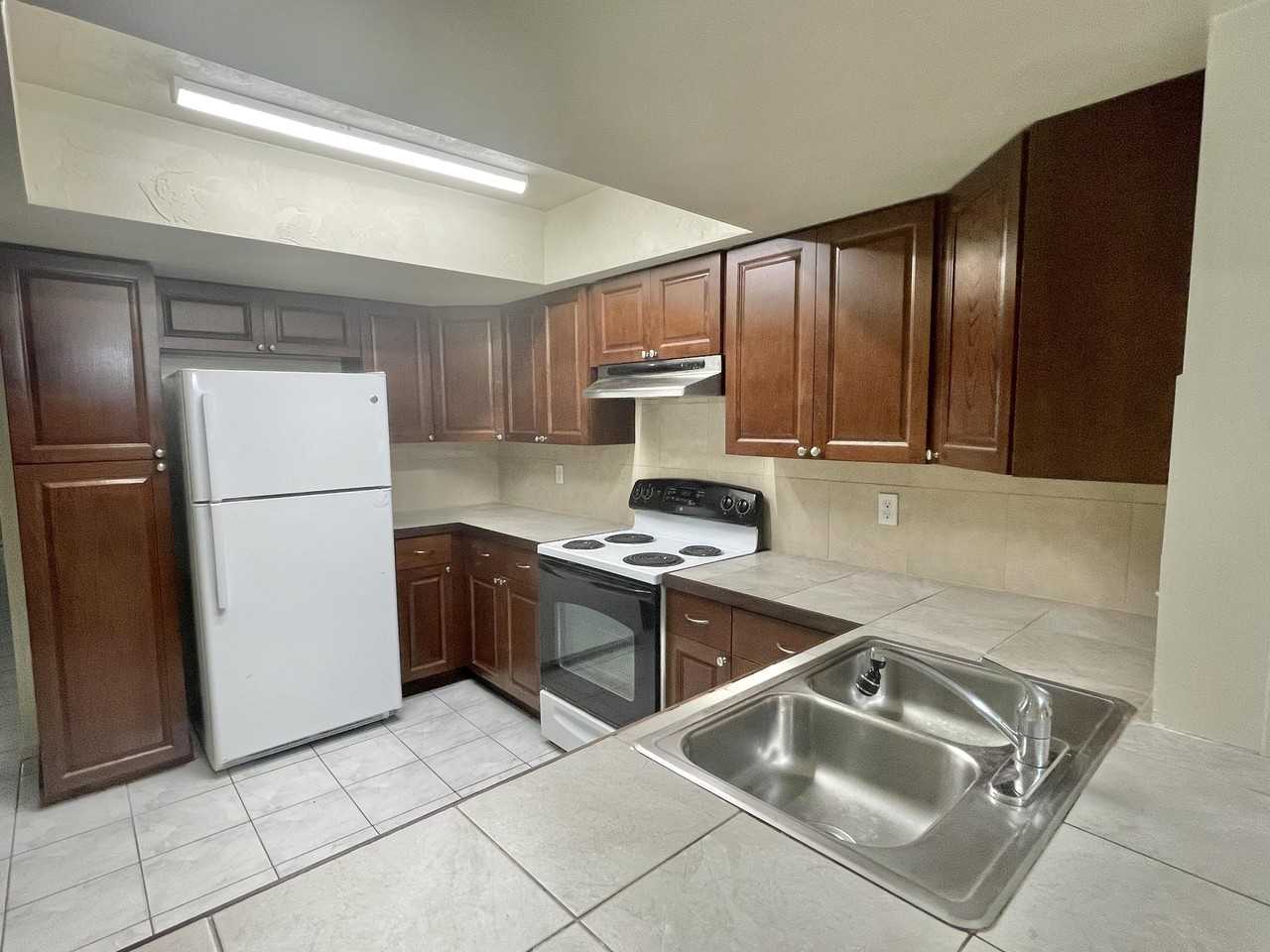 7112 Nw 78th Ave - Photo 5 of 16