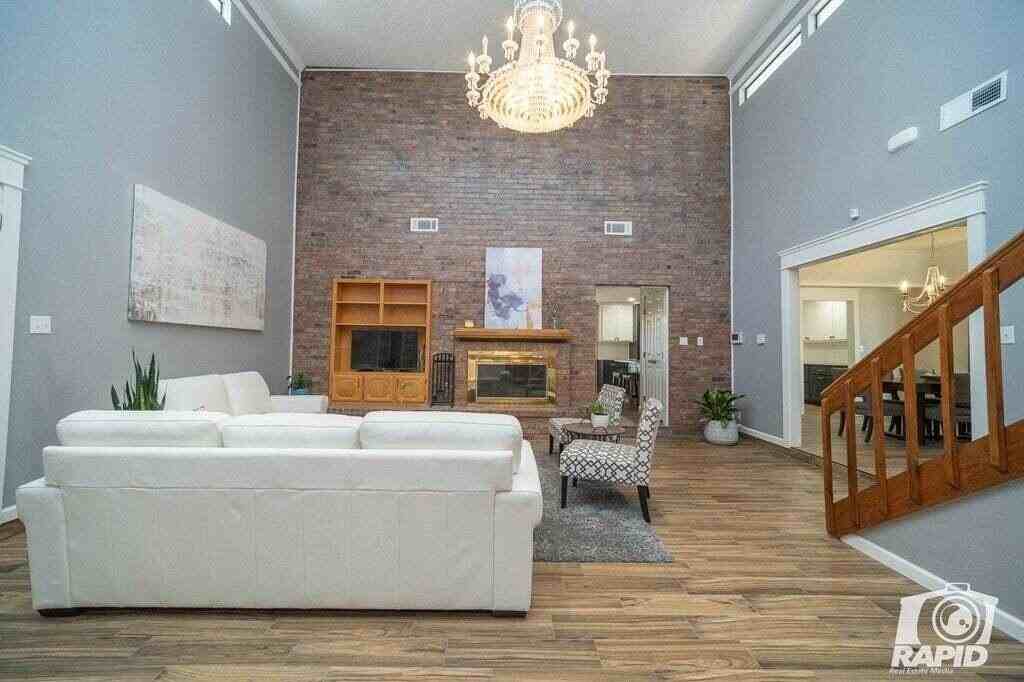 5218 Beverly Dr - Photo 3 of 16