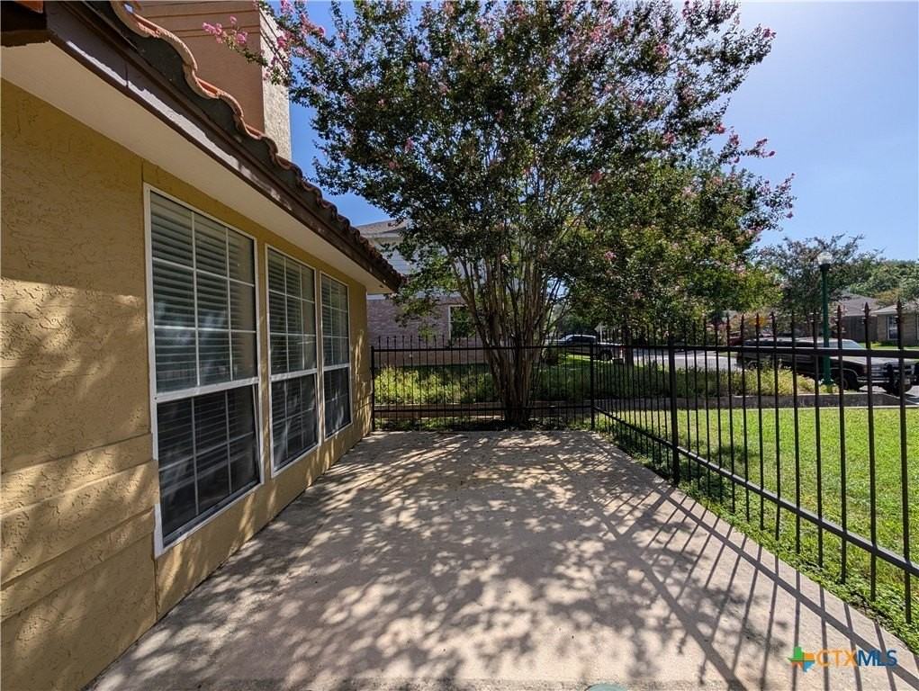 1043 Rivertree Dr - Photo 4 of 36