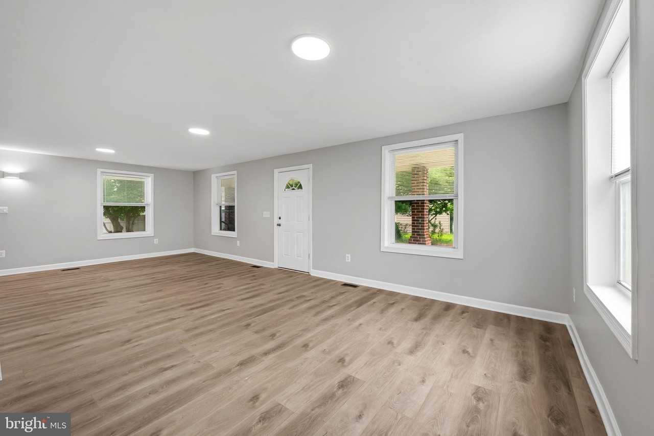 1520 Dorchester Ave - Photo 5 of 47