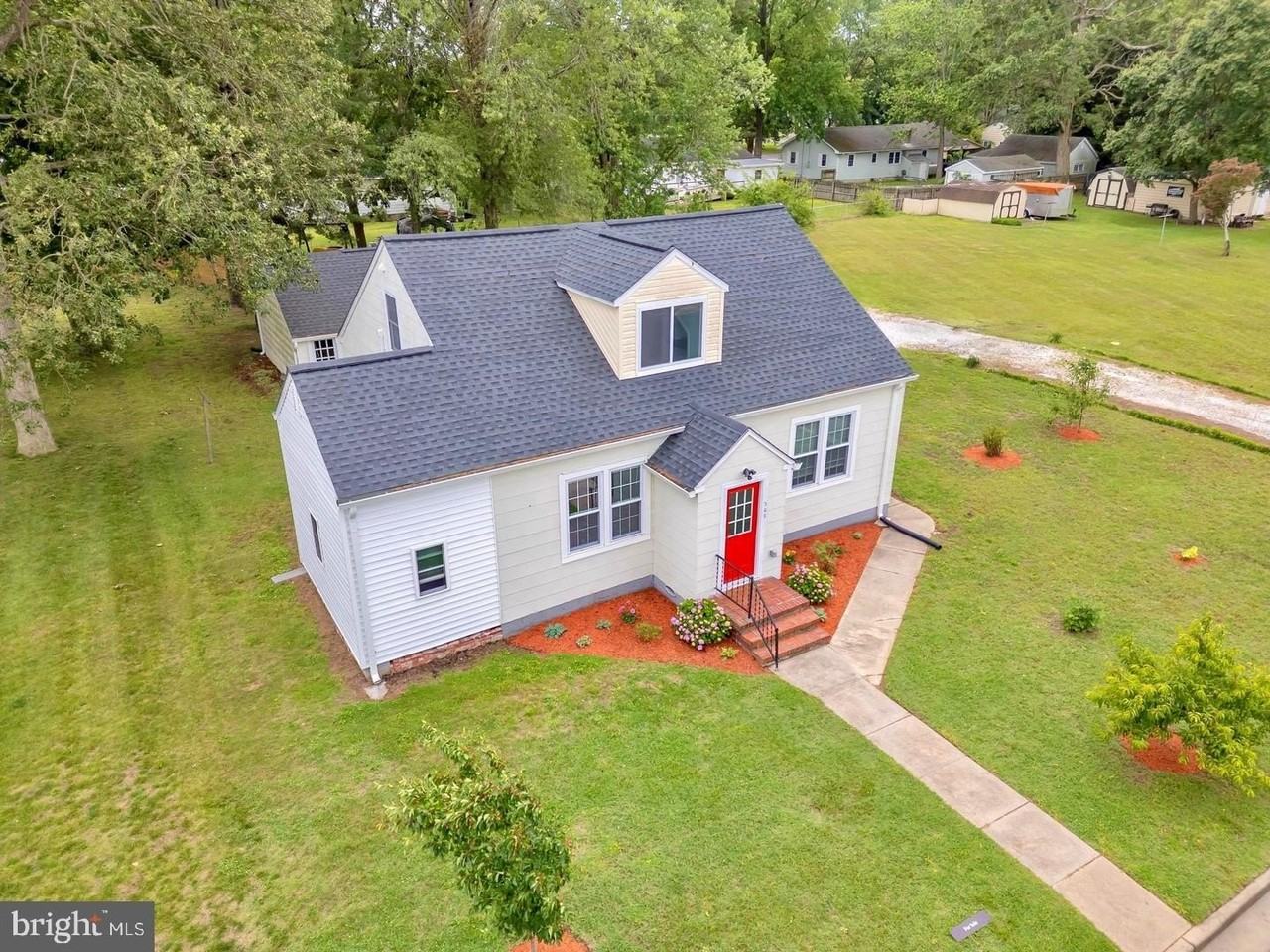 202 Oak St - Photo 3 of 32