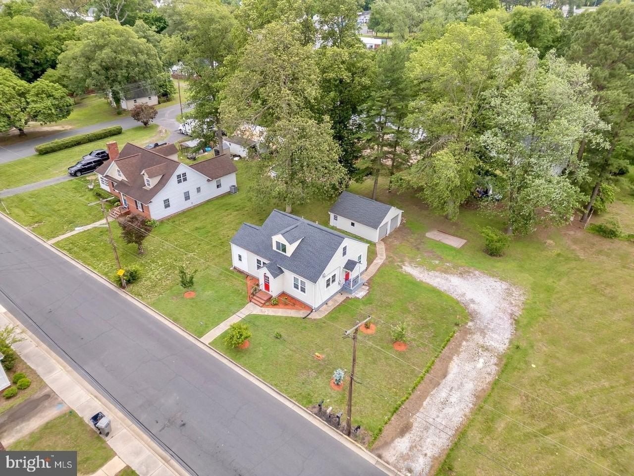 202 Oak St - Photo 4 of 32