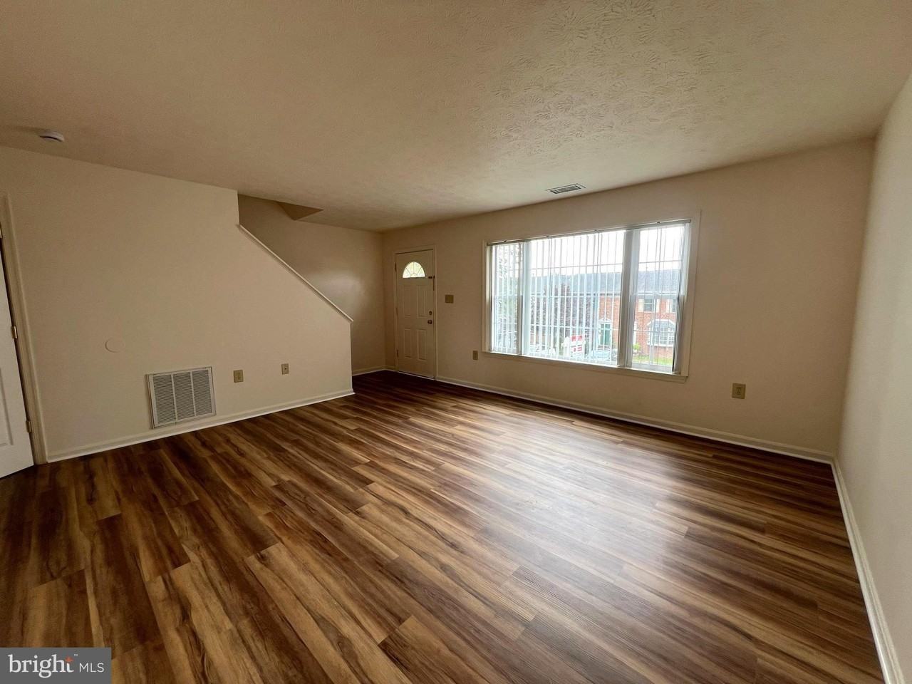 128 Parkside Dr - Photo 3 of 17