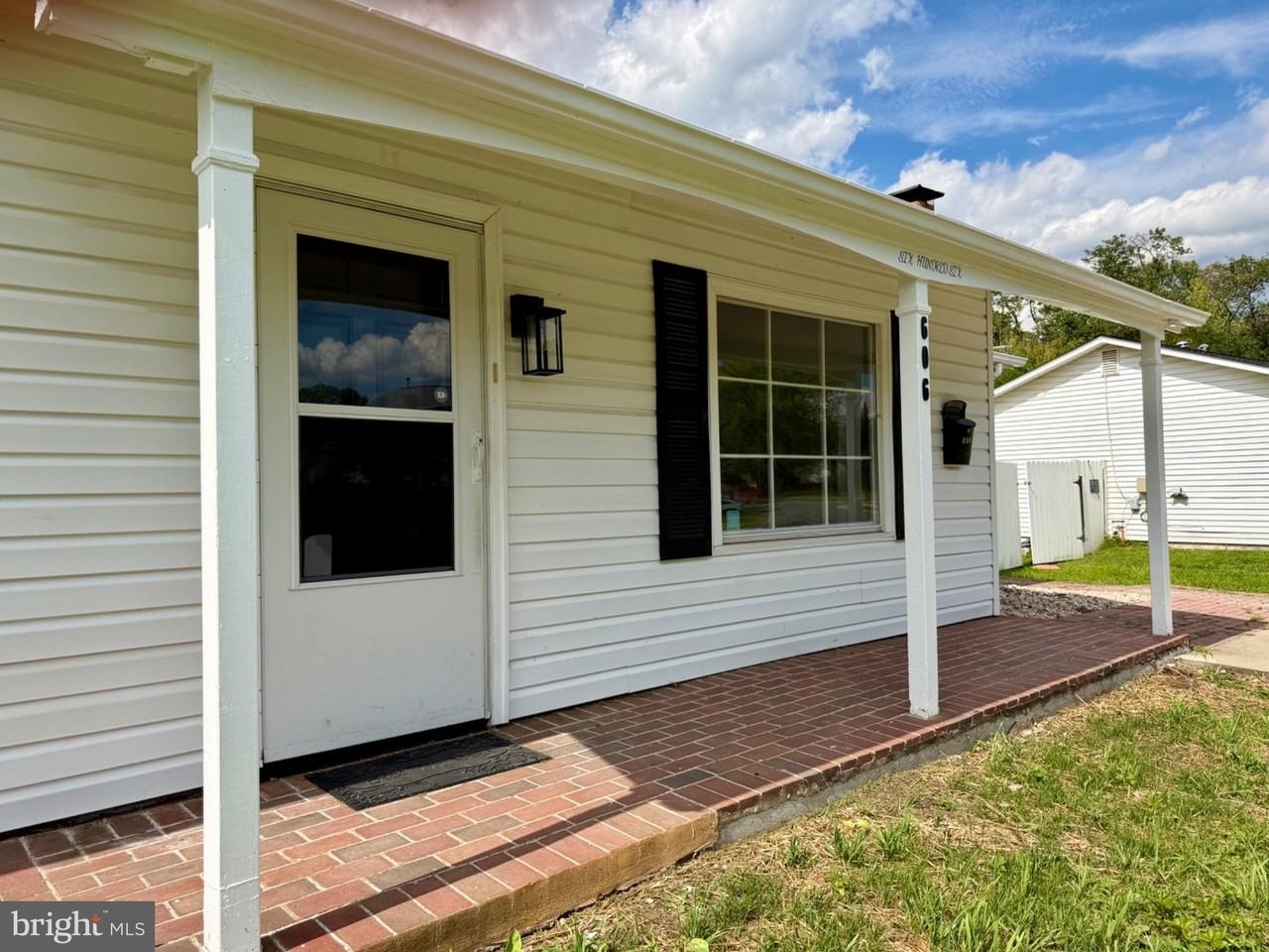 606 W Beech Rd - Photo 3 of 33