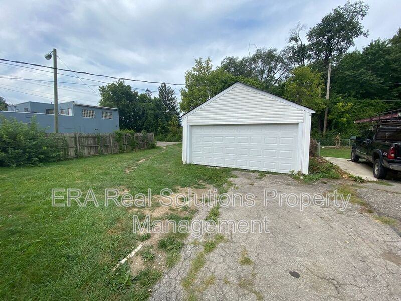 2231 Parkwood Ave - Photo 2 of 11