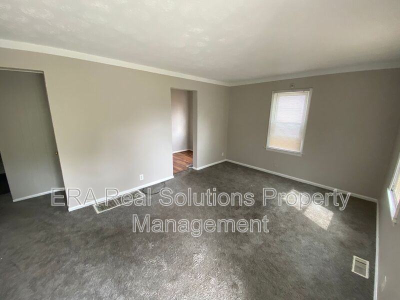 2231 Parkwood Ave - Photo 3 of 11