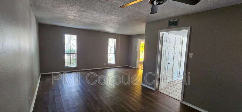 1022 Delta Dr - Photo 5 of 33
