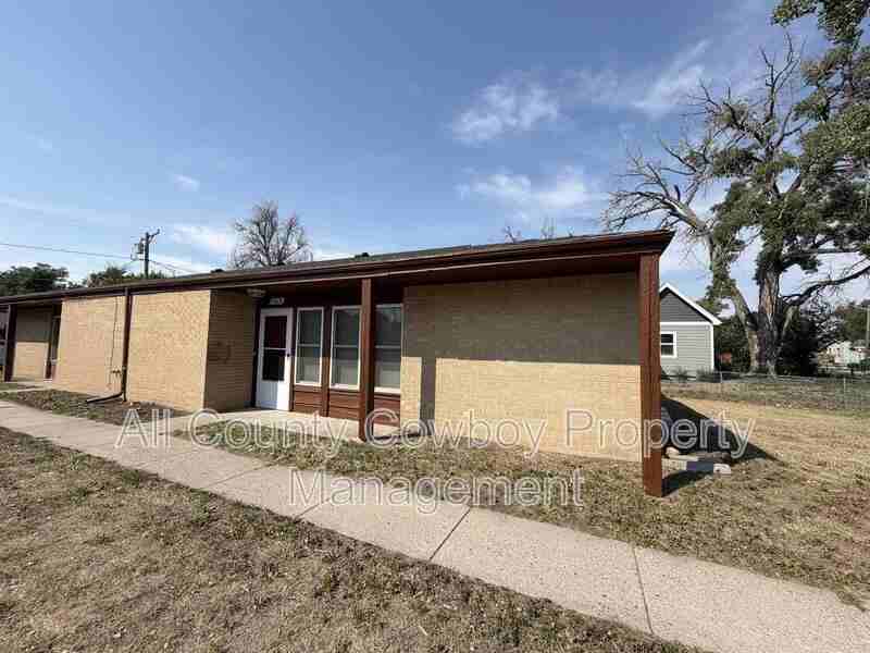 1015 E 8th St - Photo 2 of 11