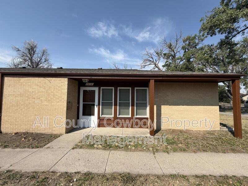 1015 E 8th St - Photo 3 of 11