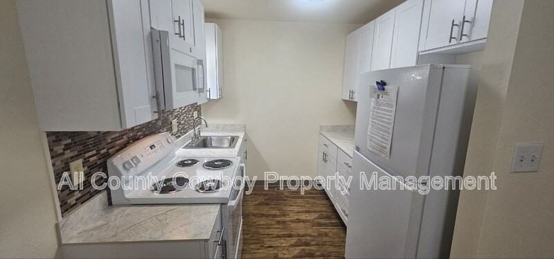 1015 E 8th St - Photo 4 of 11