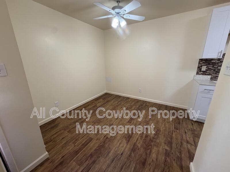 1015 E 8th St - Photo 5 of 11