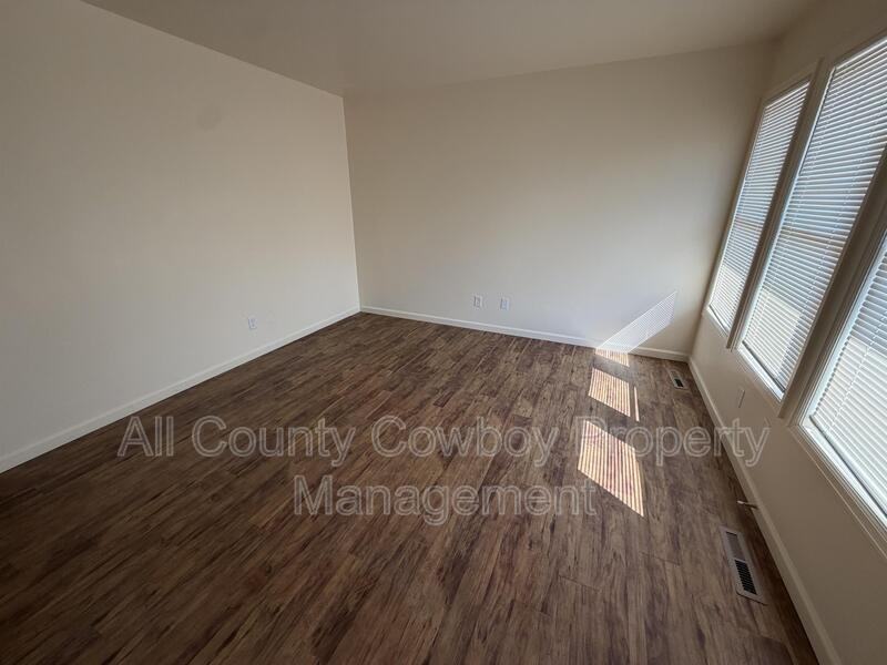1015 E 8th St - Photo 6 of 11