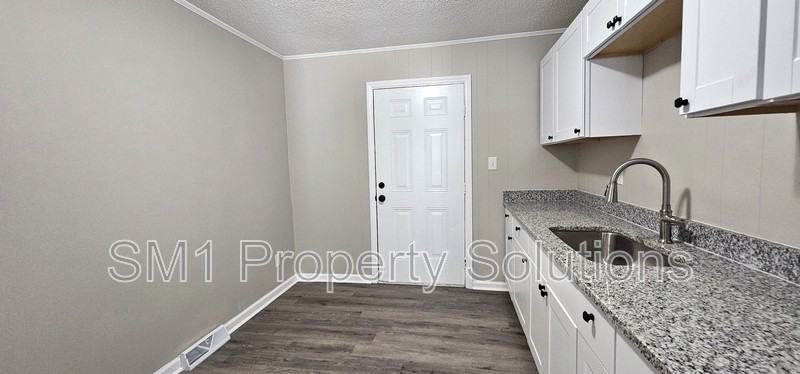 307 N Hall St #B - Photo 4 of 11