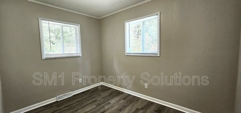 307 N Hall St #B - Photo 6 of 11