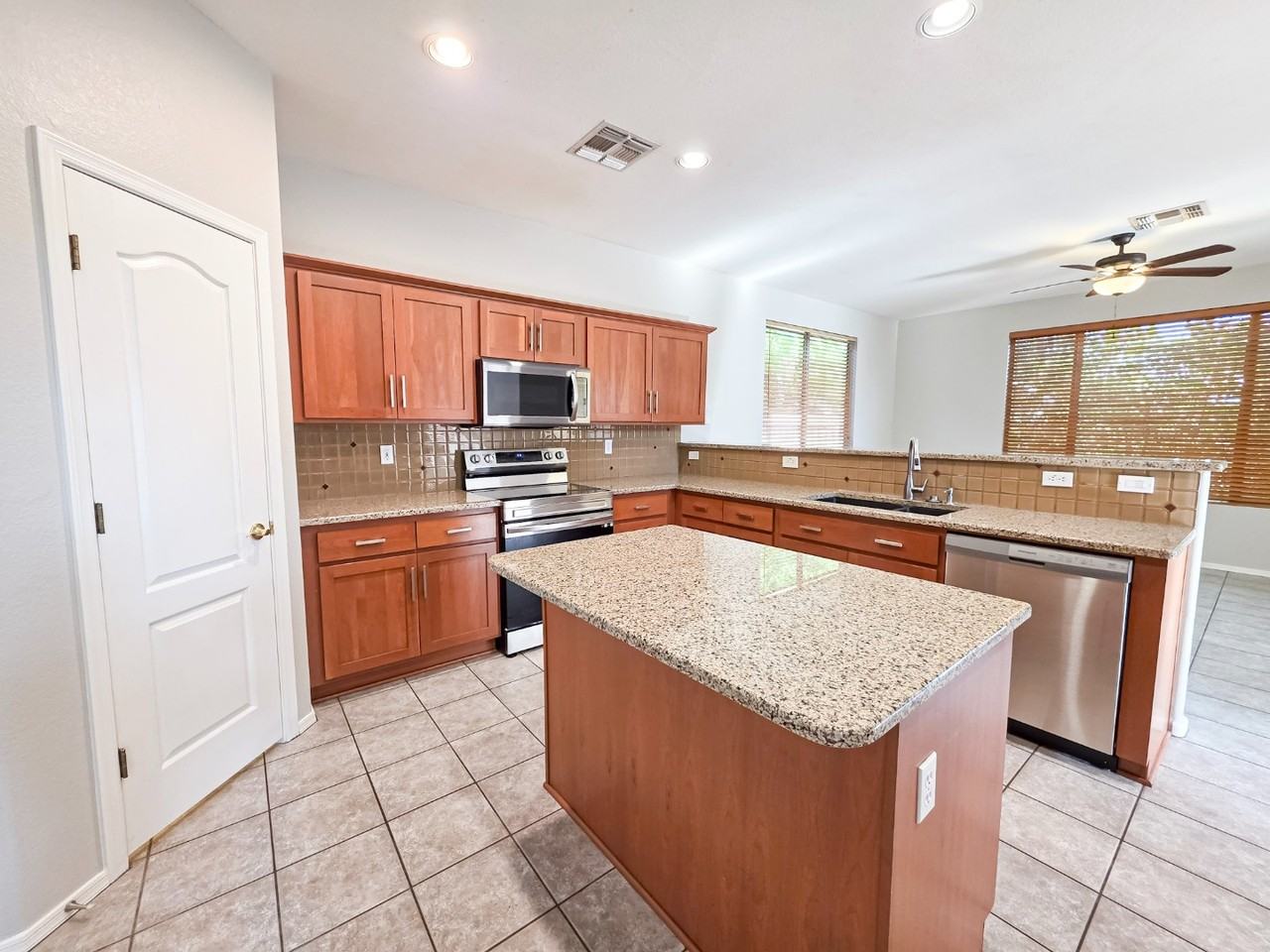 1462 W Roadrunner Dr - Photo 4 of 37