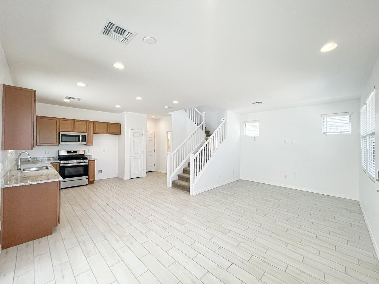 4239 S 58th Ln - Photo 4 of 16