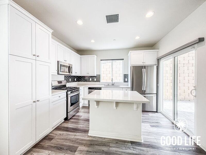 1892 Olivia St - Photo 4 of 32