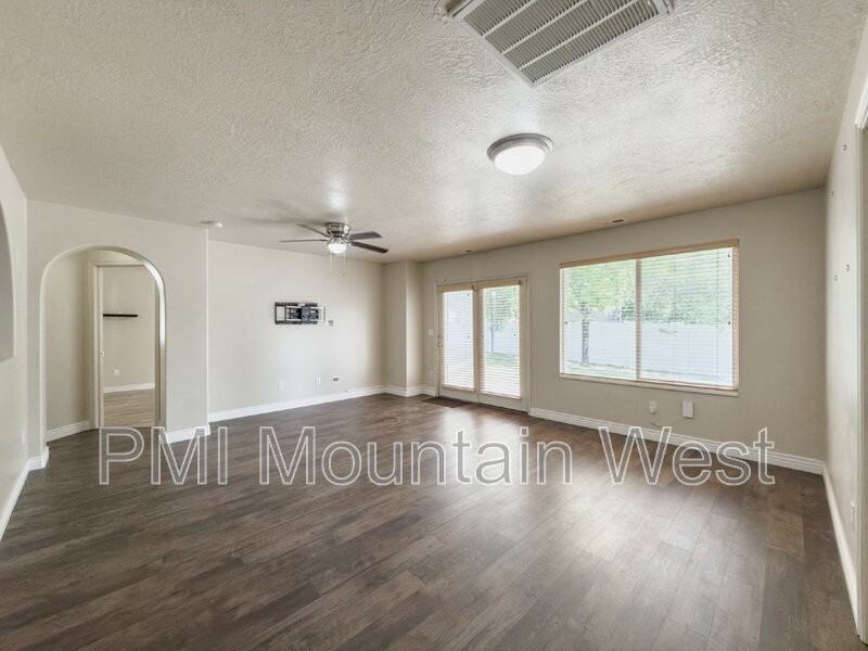 955 Alton Dr - Photo 6 of 29
