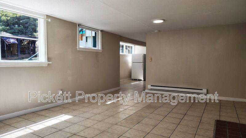 4121 D St #B - Photo 3 of 14