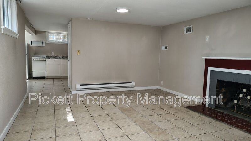 4121 D St #B - Photo 4 of 14