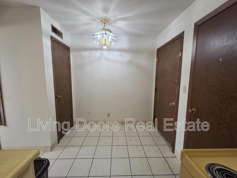 814 S 18th St - Photo 3 of 6