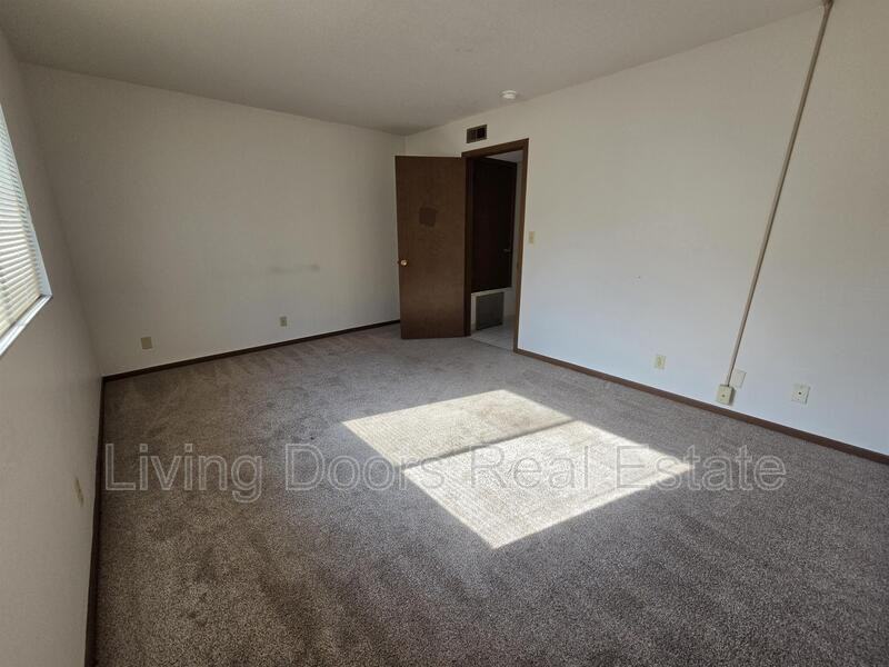 814 S 18th St - Photo 5 of 6