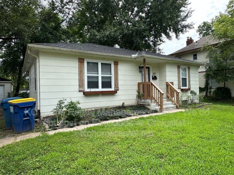 207 E Brown St - Photo 2 of 28