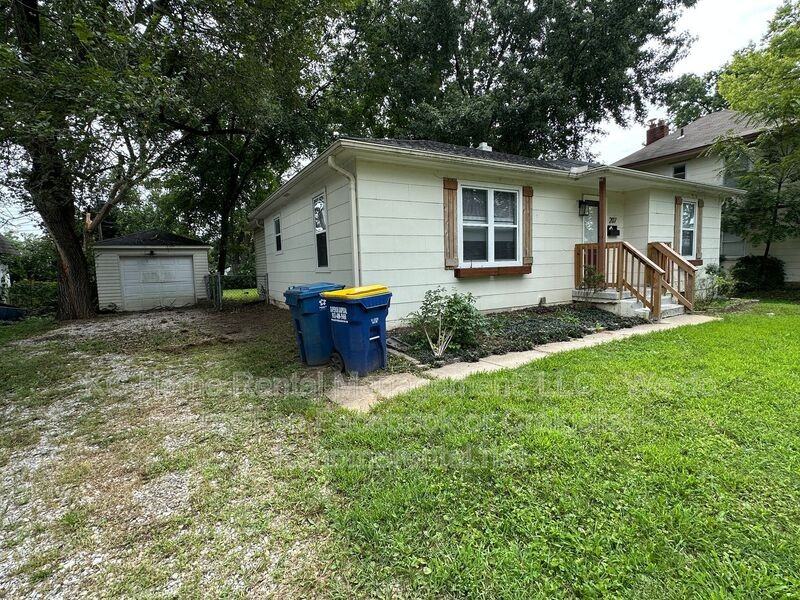 207 E Brown St - Photo 3 of 28