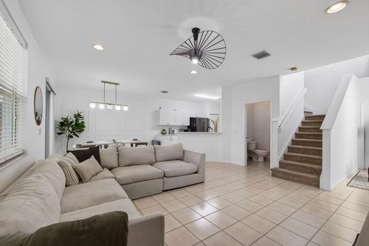 9181 Villa Palma Lane - Photo 3 of 7