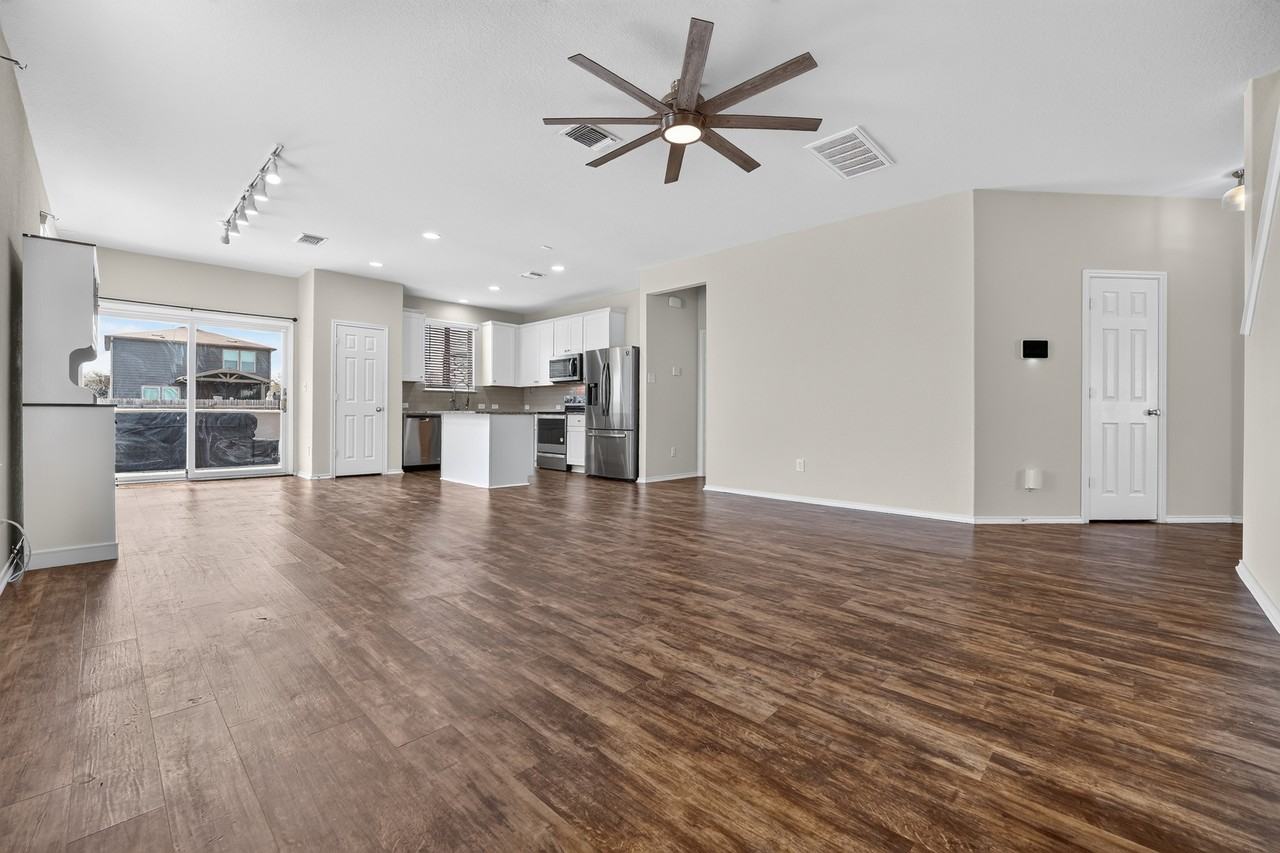 612 Sonterra Blvd - Photo 4 of 34