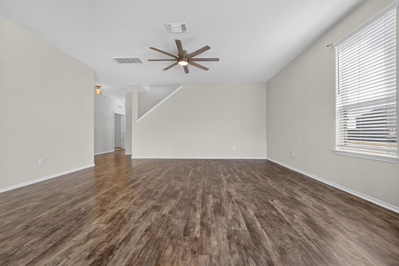 612 Sonterra Blvd - Photo 5 of 34