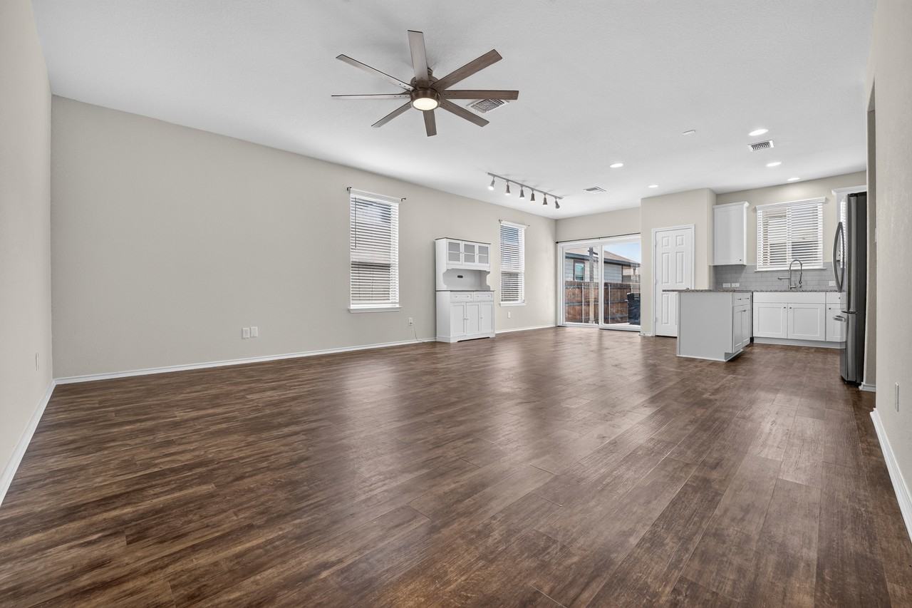 612 Sonterra Blvd - Photo 6 of 34