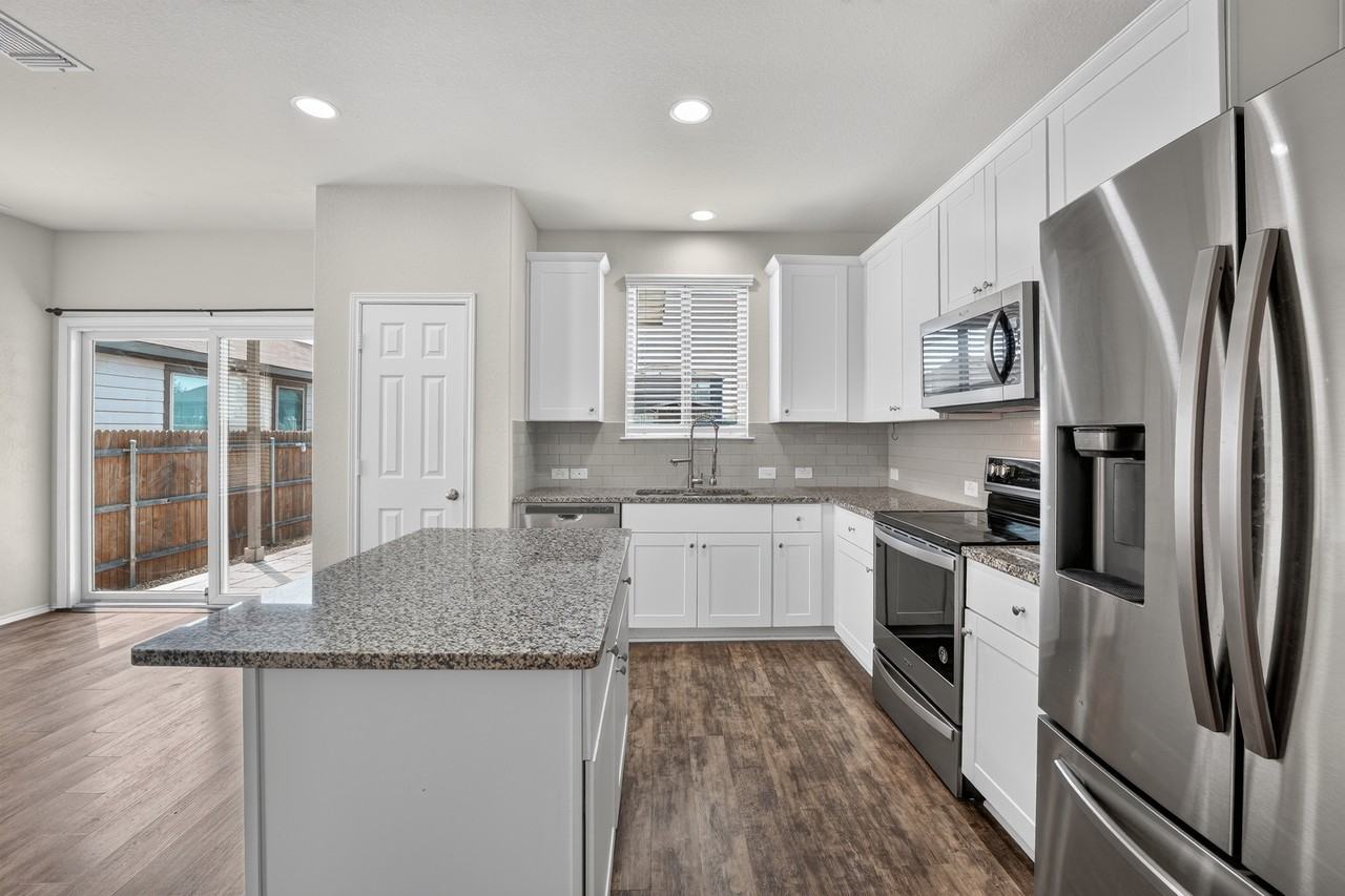 612 Sonterra Blvd - Photo 7 of 34