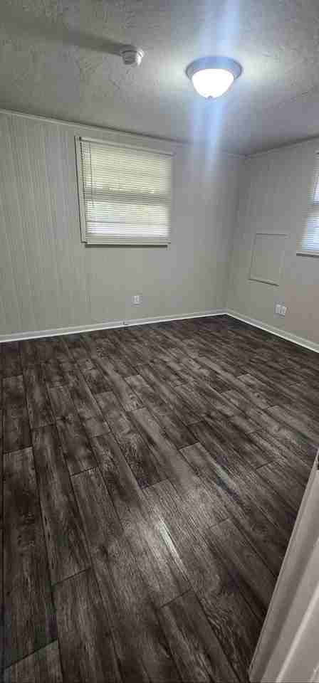 1105 W Jefferson Blvd - Photo 5 of 17