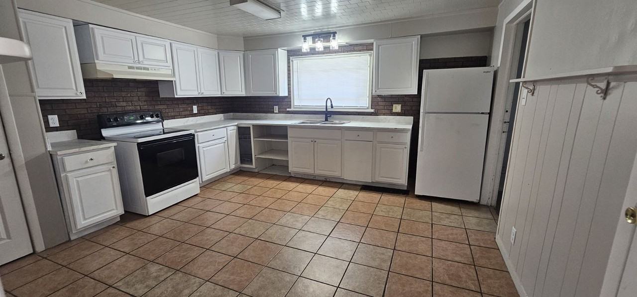 1105 W Jefferson Blvd - Photo 6 of 17
