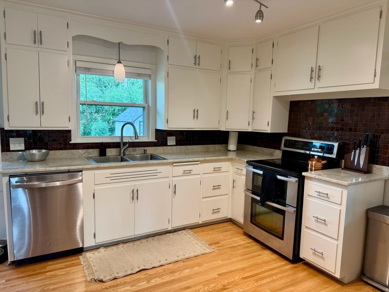 2532 Quebec Ave S - Photo 4 of 22