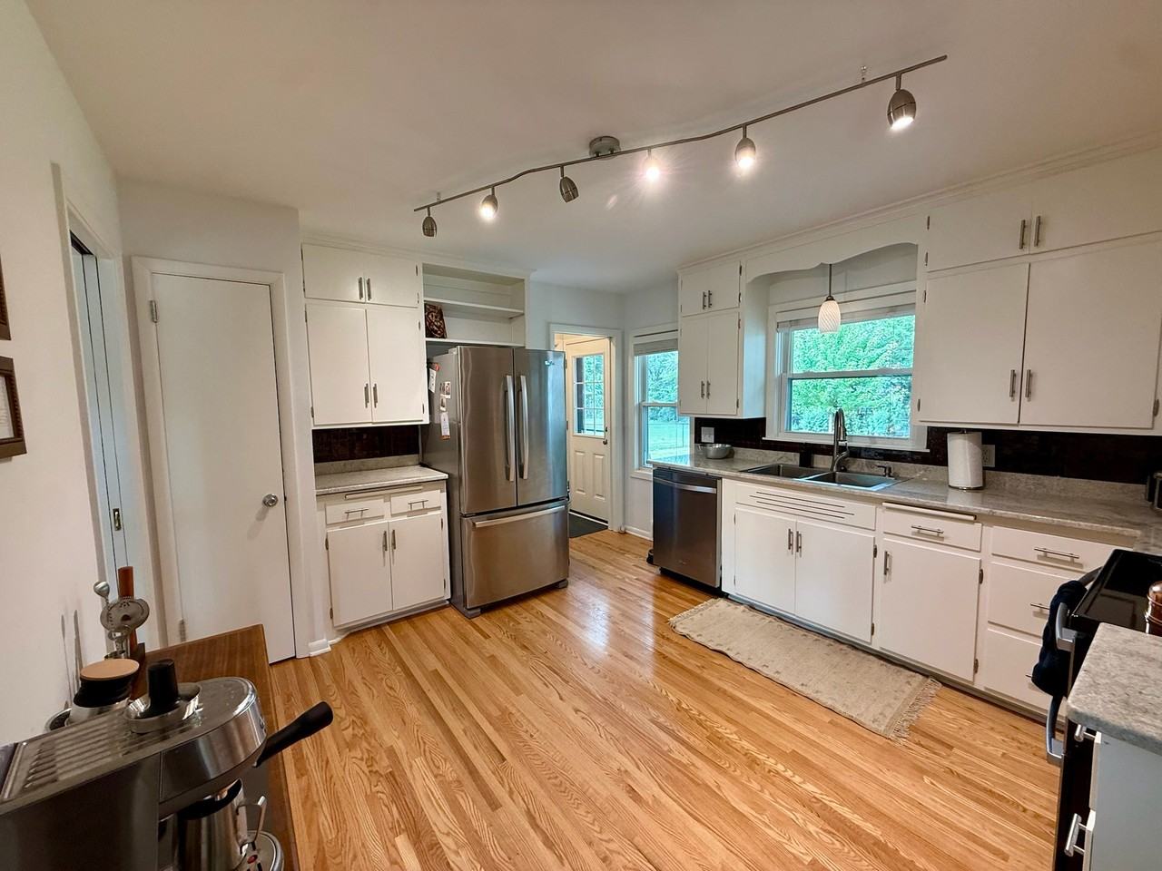 2532 Quebec Ave S - Photo 5 of 22
