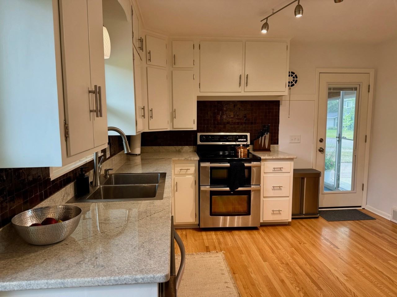 2532 Quebec Ave S - Photo 6 of 22
