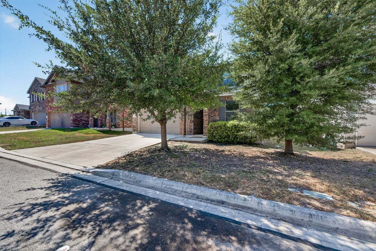 1407 Blue Jay Ct - Photo 2 of 32