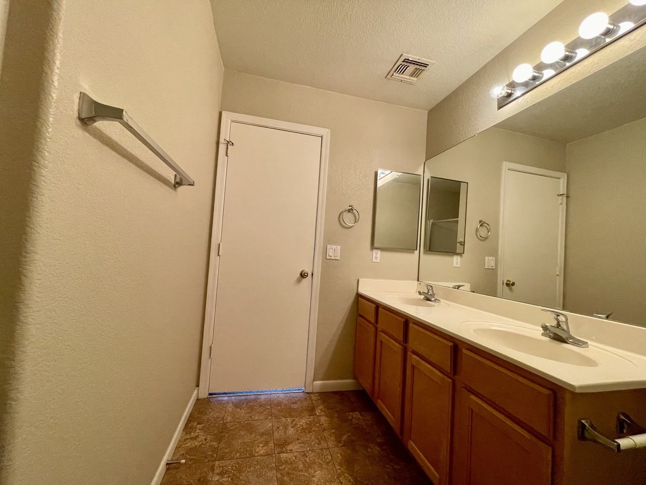 807 E Centre Ave - Photo 2 of 27