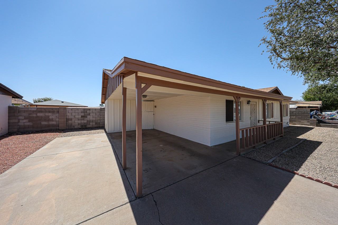 6913 W Solano Dr N - Photo 5 of 34