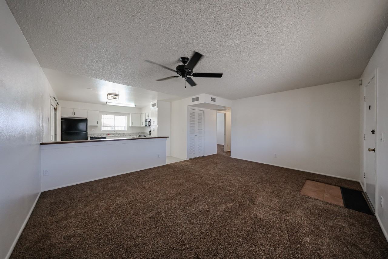 6913 W Solano Dr N - Photo 7 of 34