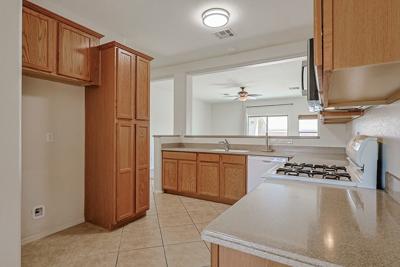 15289 W Desert Hills Dr - Photo 5 of 31