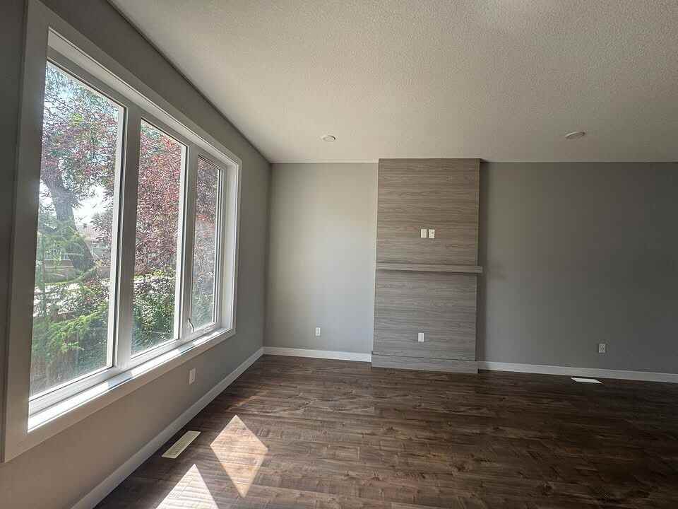 11706 129 Ave Nw - Photo 7 of 29